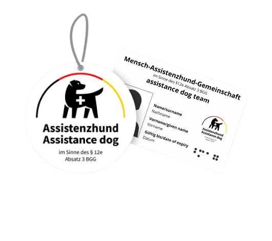 Zwei Dokumente zur Kennzeichnung eines Assistenzhundes. Links eine runde Plakette mit der Aufschrift 'Assistenzhund Assistance dog im Sinne des § 12e Absatz 3 BGG' und dem Logo eines Hundes mit Kreuz auf schwarzem Grund, umrahmt von den Farben Deutschlands. Rechts ein Personalausweis im Scheckkartenformat für das 'Mensch-Assistenzhund-Team' mit Platzhaltern für Name, Vorname und Gültigkeitsdatum sowie einer Darstellung des Logos und Braille-Punkten.