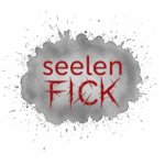 Ein Logo mit dem Wort 'Seelenfick'. Das Wort 'seelen' ist in einer einfachen, roten Schrift geschrieben, während das Wort 'FICK' in einer stilisierten, gezackten und blutrot wirkenden Schrift darüber liegt, die Schmerz symbolisiert. Der Text ist auf einem grauen, unregelmäßigen Fleck platziert, der wie ein Farbklecks oder eine tintenartige Explosion aussieht.